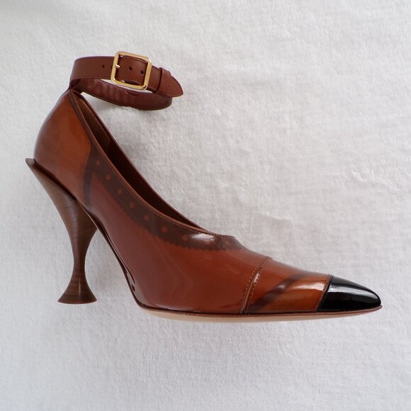 Burberry Patent Leather Scallop Detail Pointed Toe Pumps, Retro Party Event NIB - Picture 2 of 16